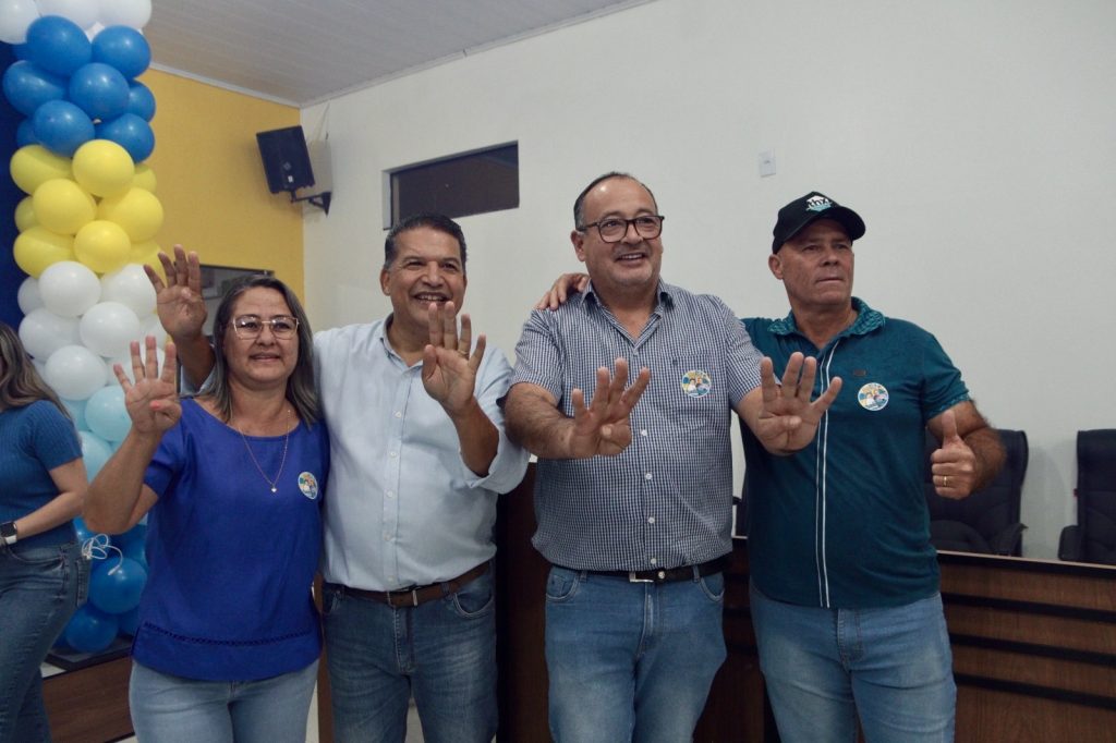 Abraçado pelo povo, Dr. Alex é homologado pré-candidato a prefeito junto com Vandinho para vice