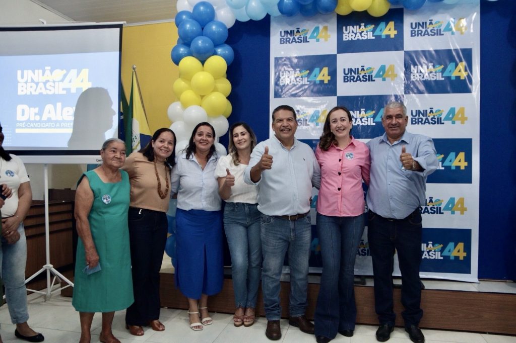 Abraçado pelo povo, Dr. Alex é homologado pré-candidato a prefeito junto com Vandinho para vice