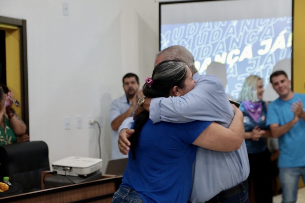 Abraçado pelo povo, Dr. Alex é homologado pré-candidato a prefeito junto com Vandinho para vice