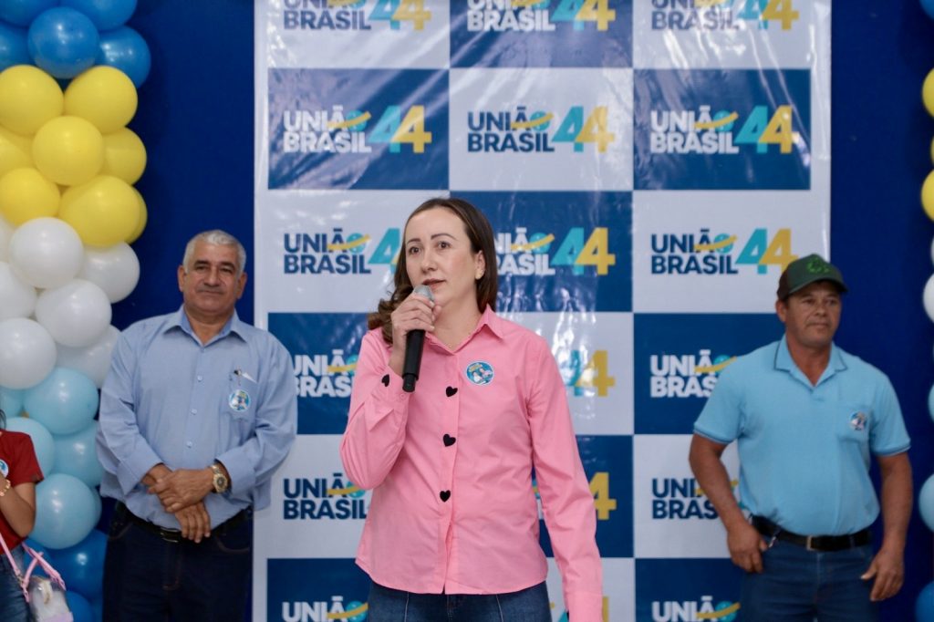 Abraçado pelo povo, Dr. Alex é homologado pré-candidato a prefeito junto com Vandinho para vice