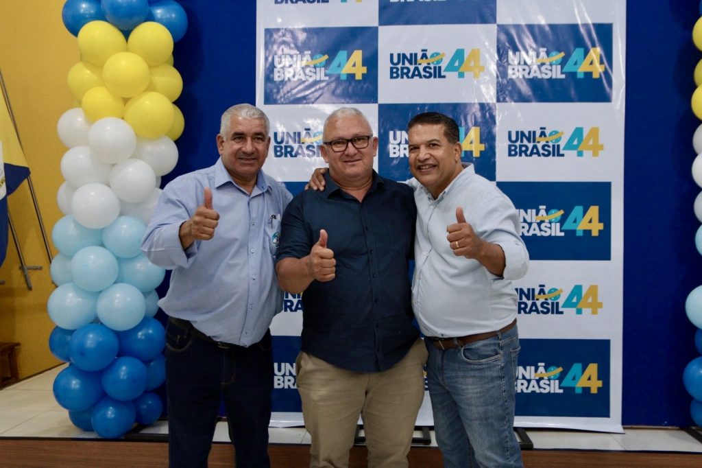 Abraçado pelo povo, Dr. Alex é homologado pré-candidato a prefeito junto com Vandinho para vice