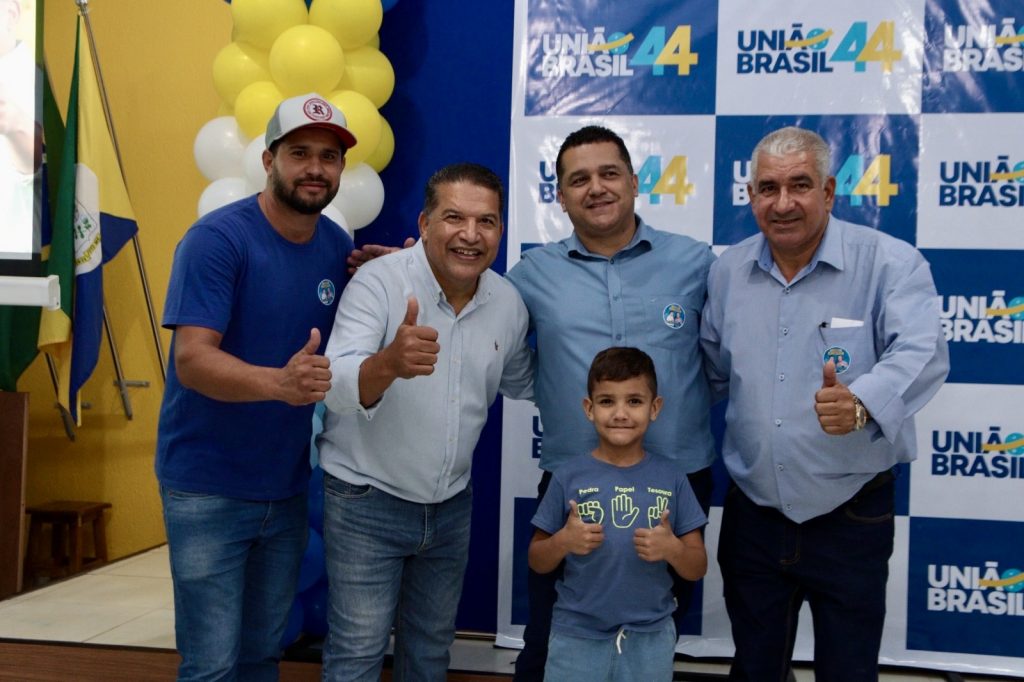 Abraçado pelo povo, Dr. Alex é homologado pré-candidato a prefeito junto com Vandinho para vice