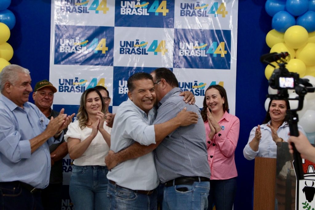 Abraçado pelo povo, Dr. Alex é homologado pré-candidato a prefeito junto com Vandinho para vice