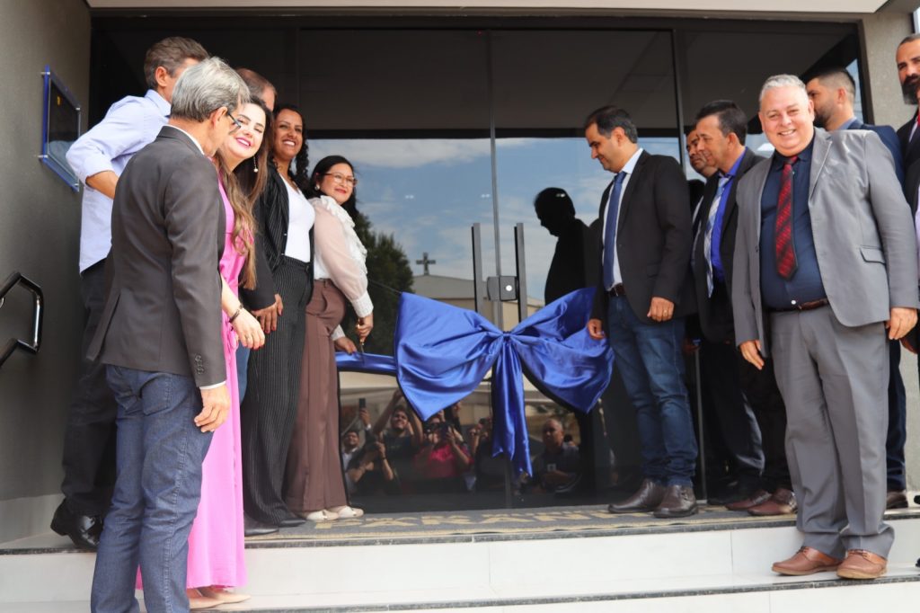 Vereadores de Paranhos inauguraram uma das maiores Câmaras Municipais do interior de Mato Grosso do Sul nesta sexta-feira (5)