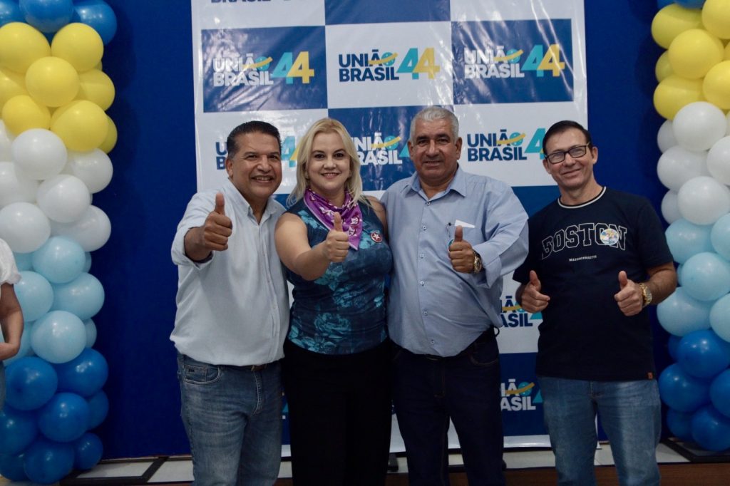 Abraçado pelo povo, Dr. Alex é homologado pré-candidato a prefeito junto com Vandinho para vice