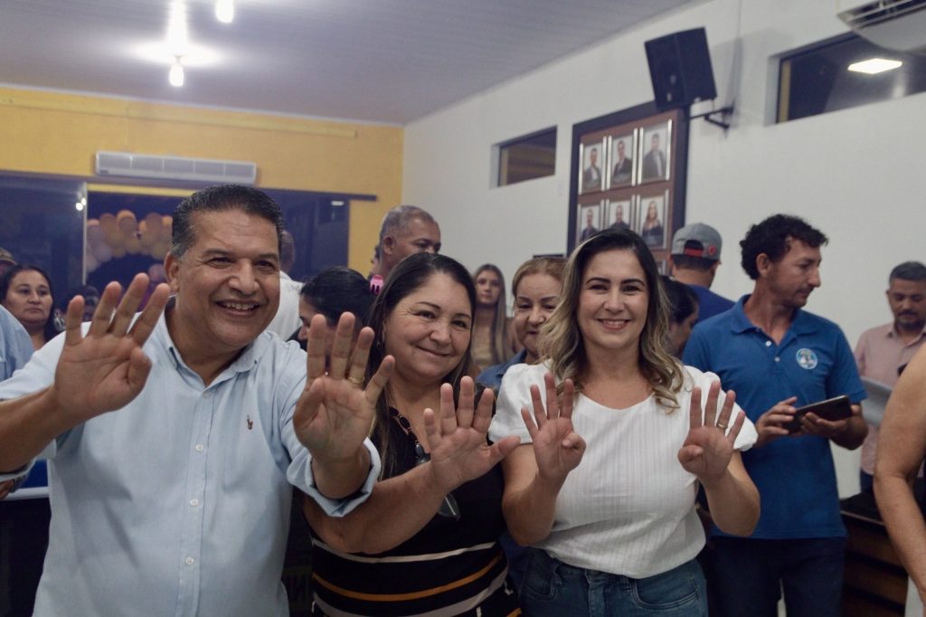 Abraçado pelo povo, Dr. Alex é homologado pré-candidato a prefeito junto com Vandinho para vice