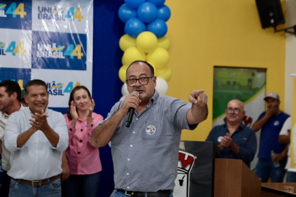 Abraçado pelo povo, Dr. Alex é homologado pré-candidato a prefeito junto com Vandinho para vice