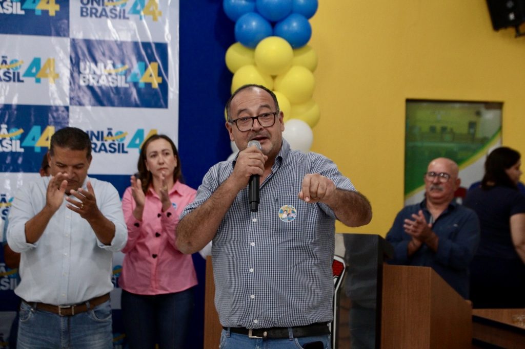 Abraçado pelo povo, Dr. Alex é homologado pré-candidato a prefeito junto com Vandinho para vice