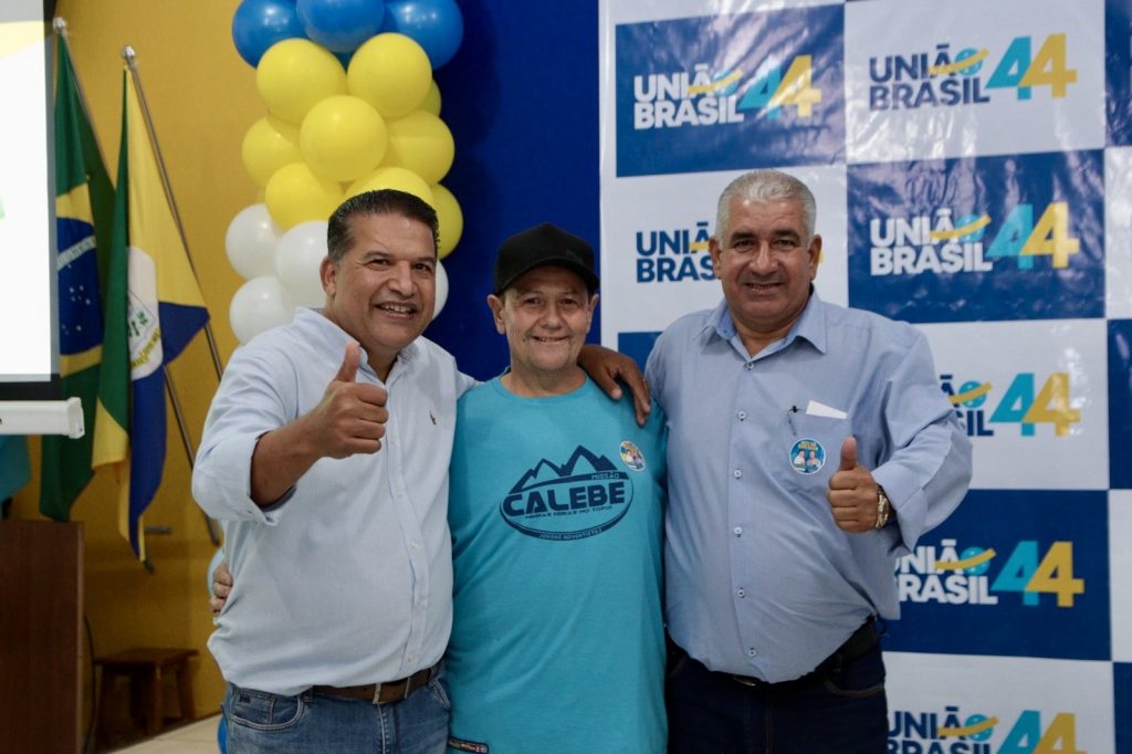 Abraçado pelo povo, Dr. Alex é homologado pré-candidato a prefeito junto com Vandinho para vice