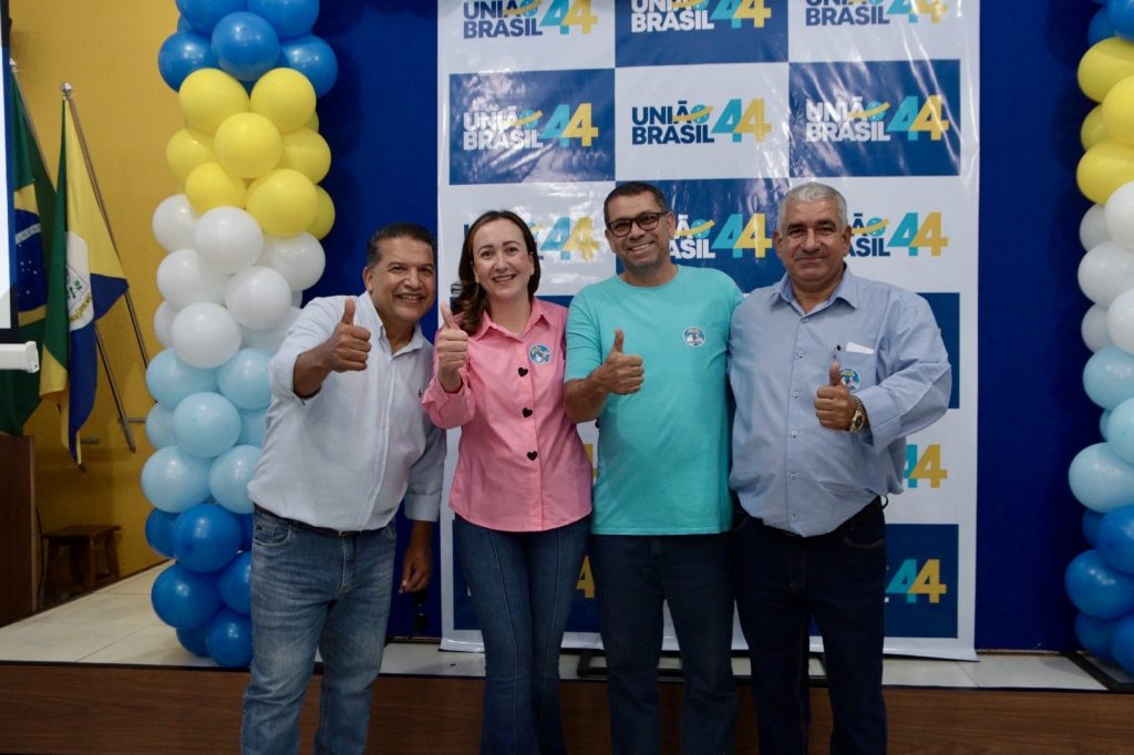 Abraçado pelo povo, Dr. Alex é homologado pré-candidato a prefeito junto com Vandinho para vice