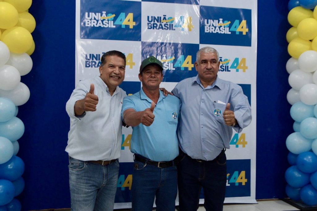 Abraçado pelo povo, Dr. Alex é homologado pré-candidato a prefeito junto com Vandinho para vice