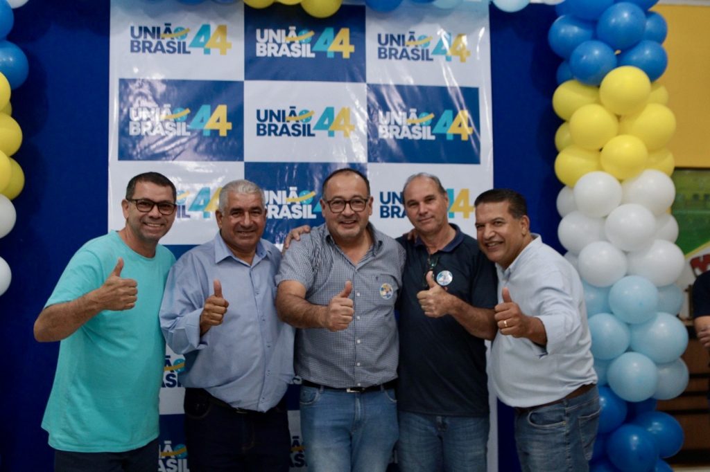 Abraçado pelo povo, Dr. Alex é homologado pré-candidato a prefeito junto com Vandinho para vice