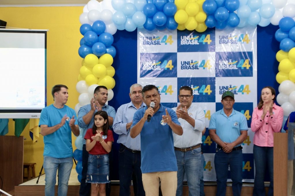 Abraçado pelo povo, Dr. Alex é homologado pré-candidato a prefeito junto com Vandinho para vice