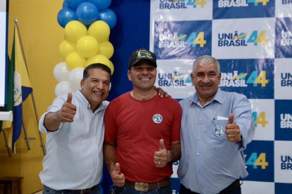 Abraçado pelo povo, Dr. Alex é homologado pré-candidato a prefeito junto com Vandinho para vice