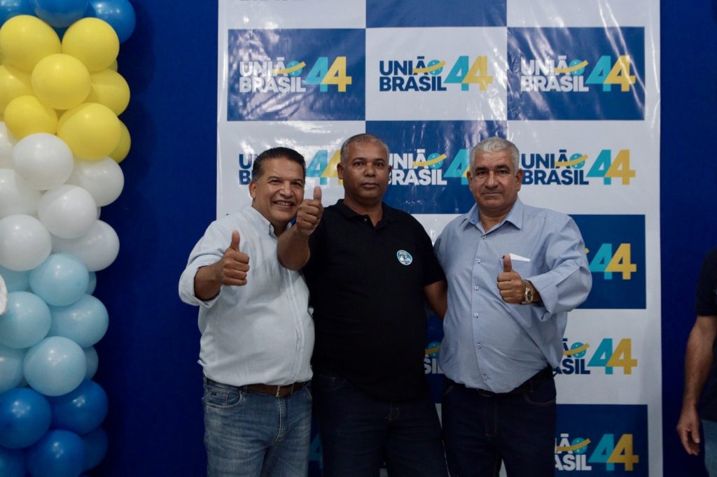 Abraçado pelo povo, Dr. Alex é homologado pré-candidato a prefeito junto com Vandinho para vice