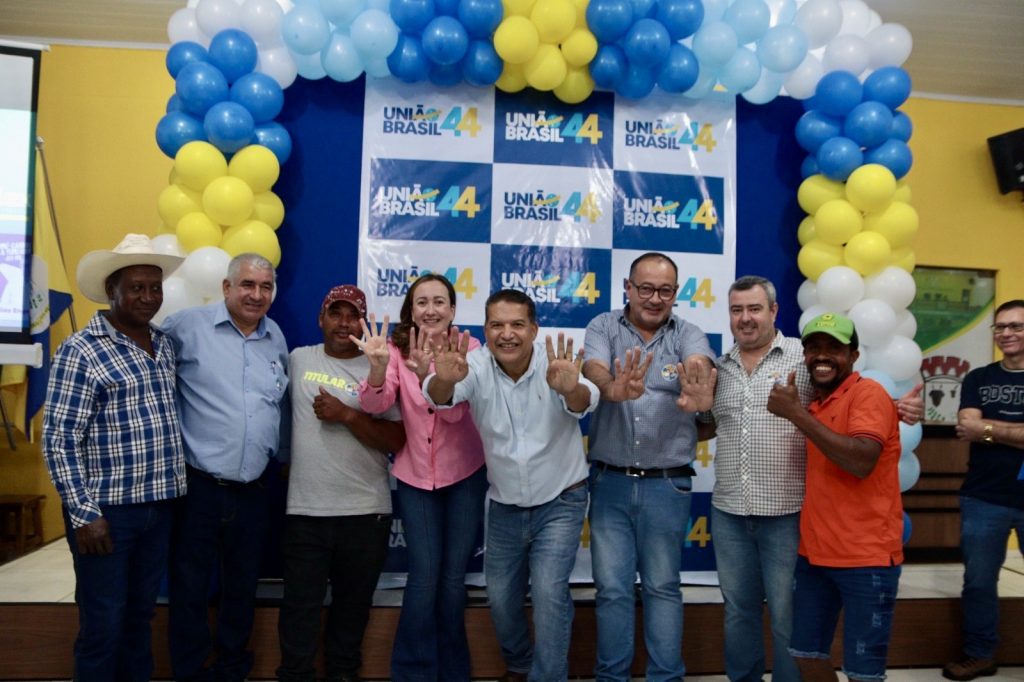 Abraçado pelo povo, Dr. Alex é homologado pré-candidato a prefeito junto com Vandinho para vice