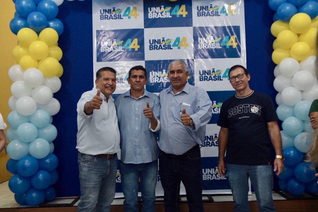 Abraçado pelo povo, Dr. Alex é homologado pré-candidato a prefeito junto com Vandinho para vice