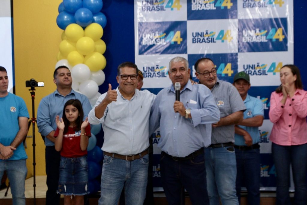 Abraçado pelo povo, Dr. Alex é homologado pré-candidato a prefeito junto com Vandinho para vice