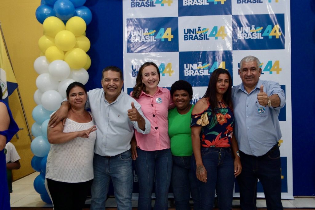 Abraçado pelo povo, Dr. Alex é homologado pré-candidato a prefeito junto com Vandinho para vice