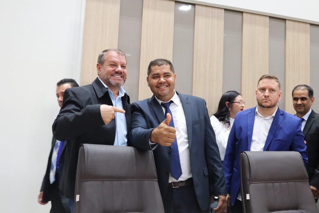 Vereadores de Paranhos inauguraram uma das maiores Câmaras Municipais do interior de Mato Grosso do Sul nesta sexta-feira (5)