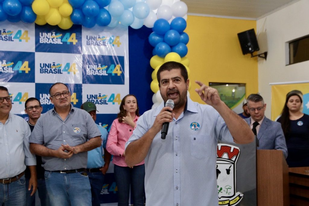 Abraçado pelo povo, Dr. Alex é homologado pré-candidato a prefeito junto com Vandinho para vice