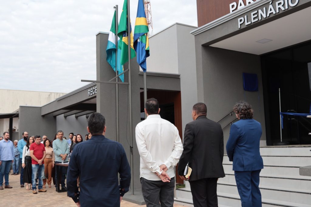 Vereadores de Paranhos inauguraram uma das maiores Câmaras Municipais do interior de Mato Grosso do Sul nesta sexta-feira (5)