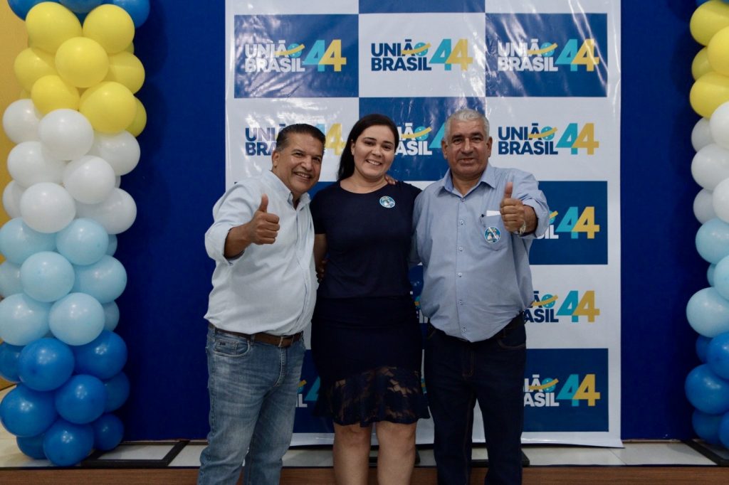 Abraçado pelo povo, Dr. Alex é homologado pré-candidato a prefeito junto com Vandinho para vice