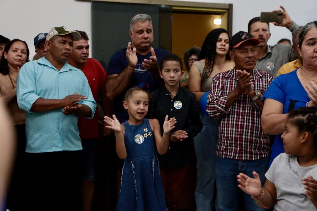 Abraçado pelo povo, Dr. Alex é homologado pré-candidato a prefeito junto com Vandinho para vice