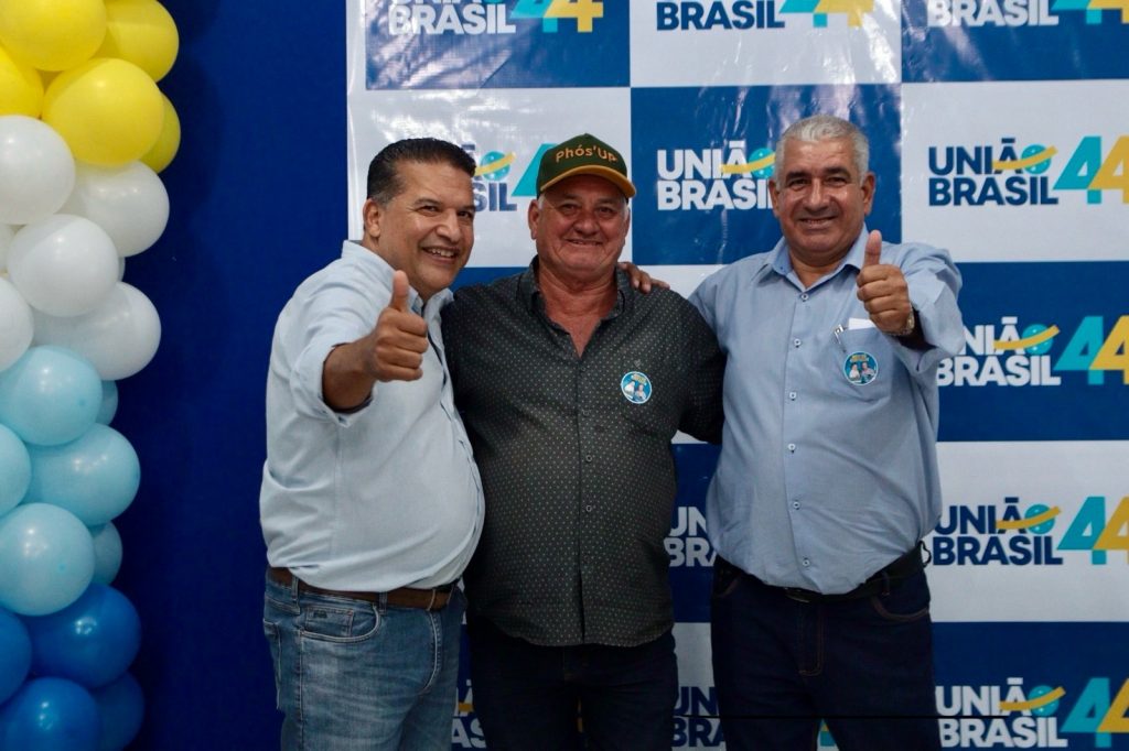 Abraçado pelo povo, Dr. Alex é homologado pré-candidato a prefeito junto com Vandinho para vice