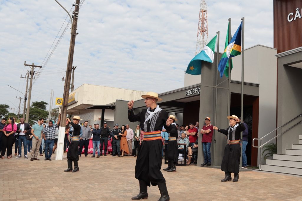 Vereadores de Paranhos inauguraram uma das maiores Câmaras Municipais do interior de Mato Grosso do Sul nesta sexta-feira (5)