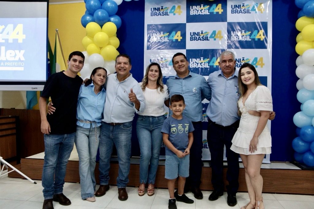 Abraçado pelo povo, Dr. Alex é homologado pré-candidato a prefeito junto com Vandinho para vice