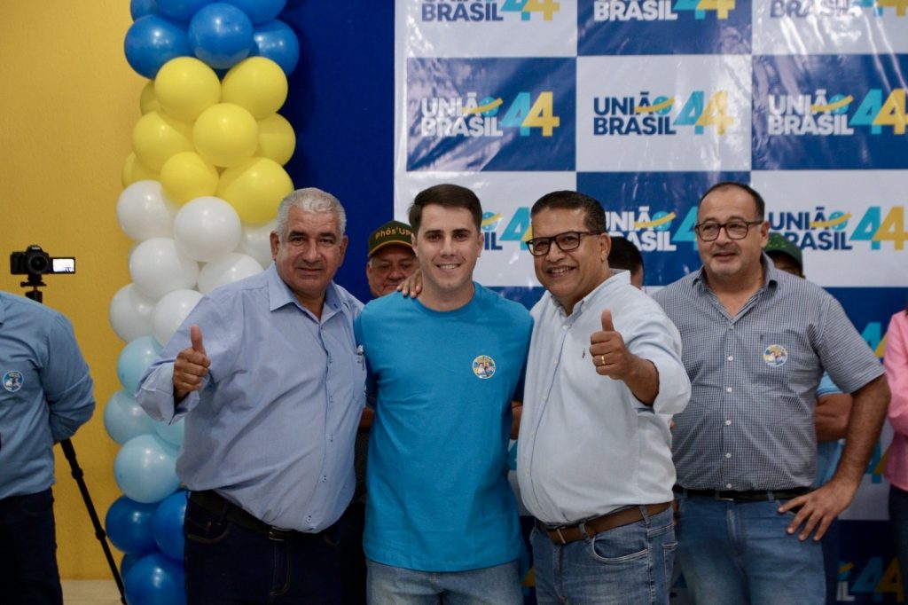 Abraçado pelo povo, Dr. Alex é homologado pré-candidato a prefeito junto com Vandinho para vice