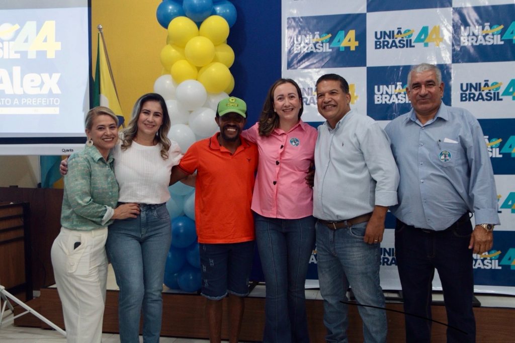 Abraçado pelo povo, Dr. Alex é homologado pré-candidato a prefeito junto com Vandinho para vice