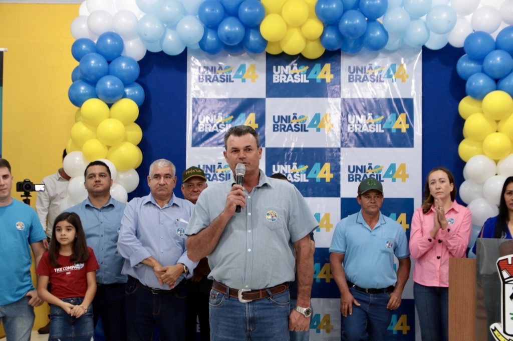 Abraçado pelo povo, Dr. Alex é homologado pré-candidato a prefeito junto com Vandinho para vice