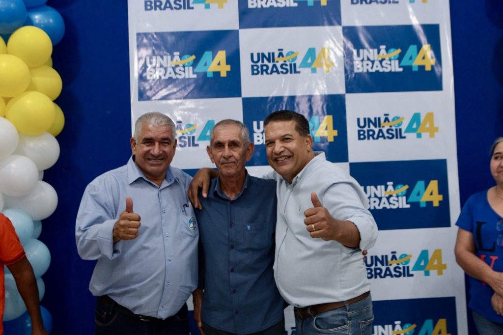 Abraçado pelo povo, Dr. Alex é homologado pré-candidato a prefeito junto com Vandinho para vice