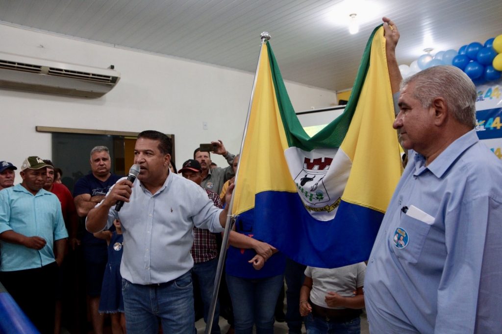 Abraçado pelo povo, Dr. Alex é homologado pré-candidato a prefeito junto com Vandinho para vice