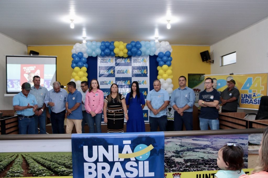 Abraçado pelo povo, Dr. Alex é homologado pré-candidato a prefeito junto com Vandinho para vice