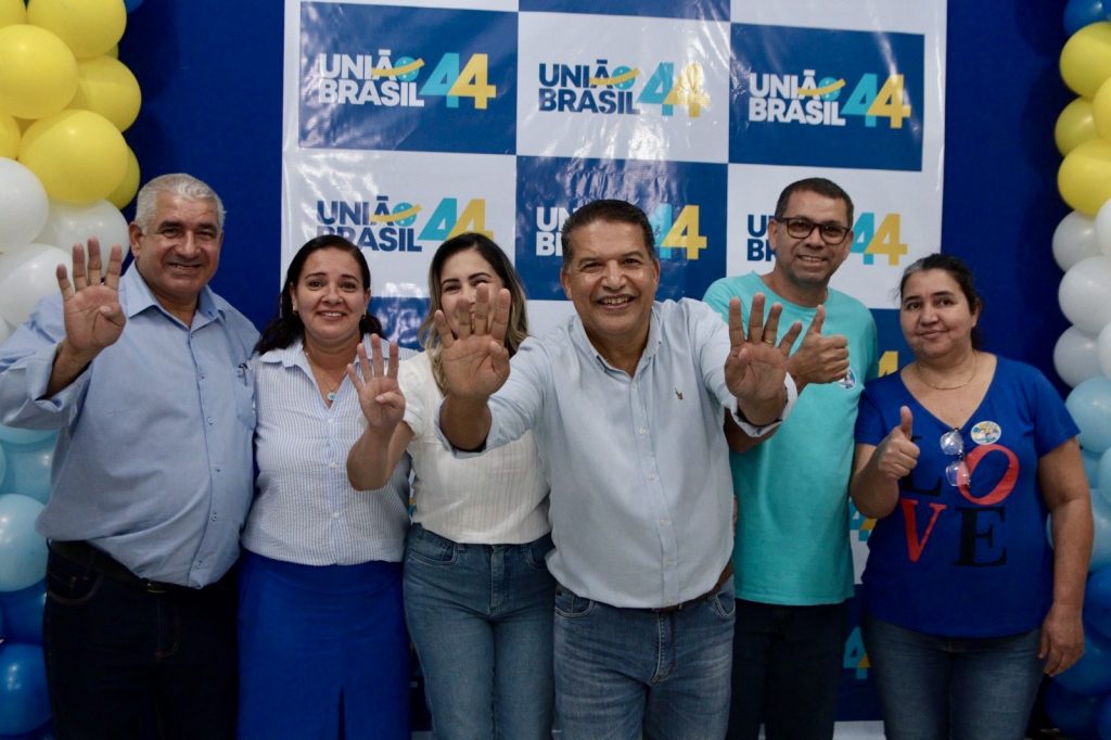 Abraçado pelo povo, Dr. Alex é homologado pré-candidato a prefeito junto com Vandinho para vice