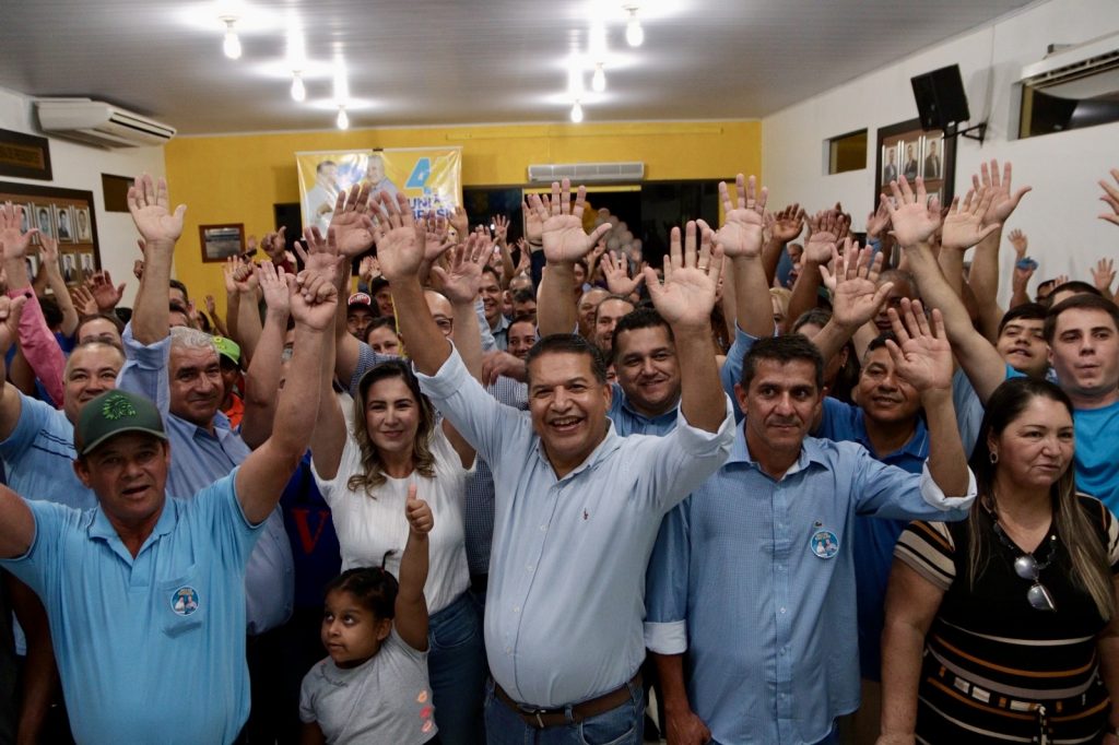 Abraçado pelo povo, Dr. Alex é homologado pré-candidato a prefeito junto com Vandinho para vice