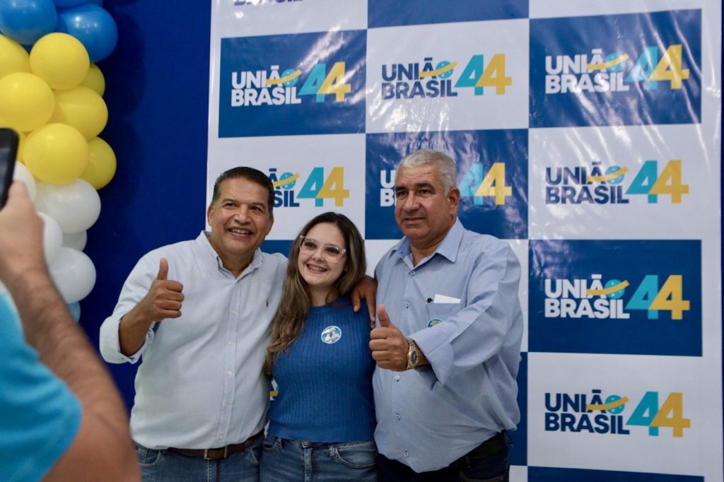 Abraçado pelo povo, Dr. Alex é homologado pré-candidato a prefeito junto com Vandinho para vice