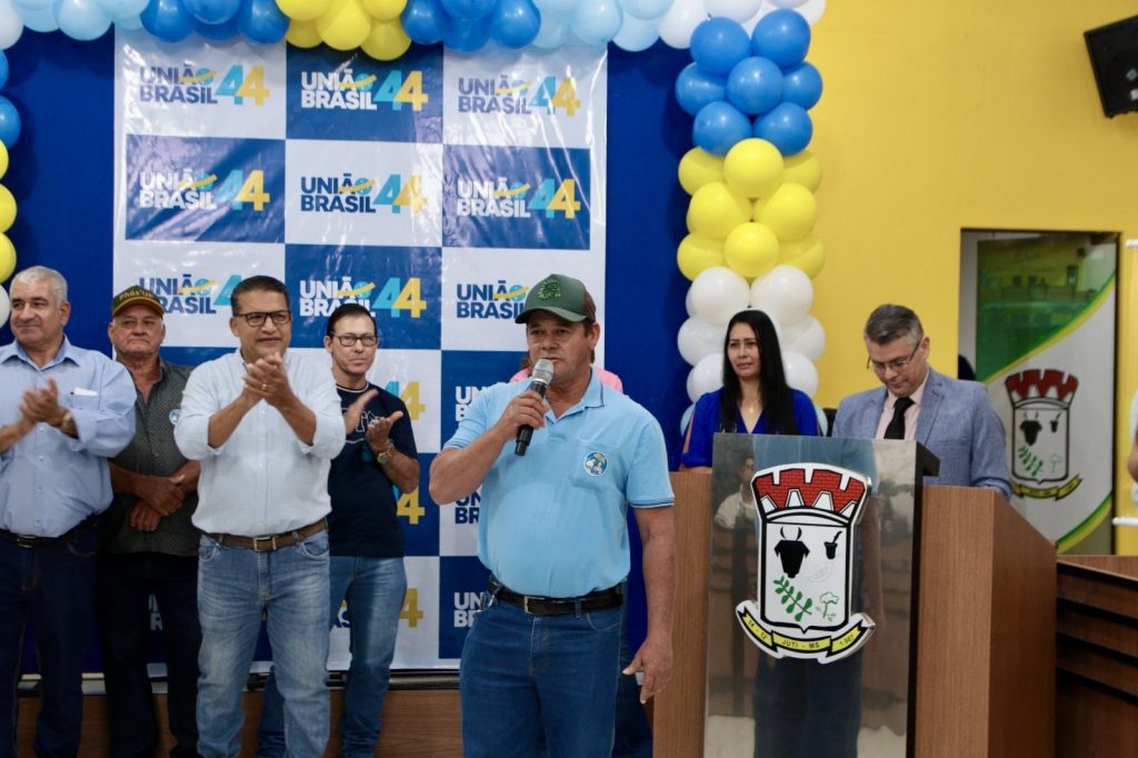 Abraçado pelo povo, Dr. Alex é homologado pré-candidato a prefeito junto com Vandinho para vice