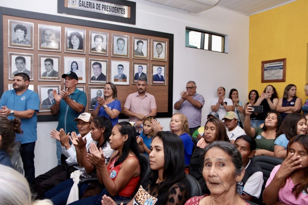 Abraçado pelo povo, Dr. Alex é homologado pré-candidato a prefeito junto com Vandinho para vice