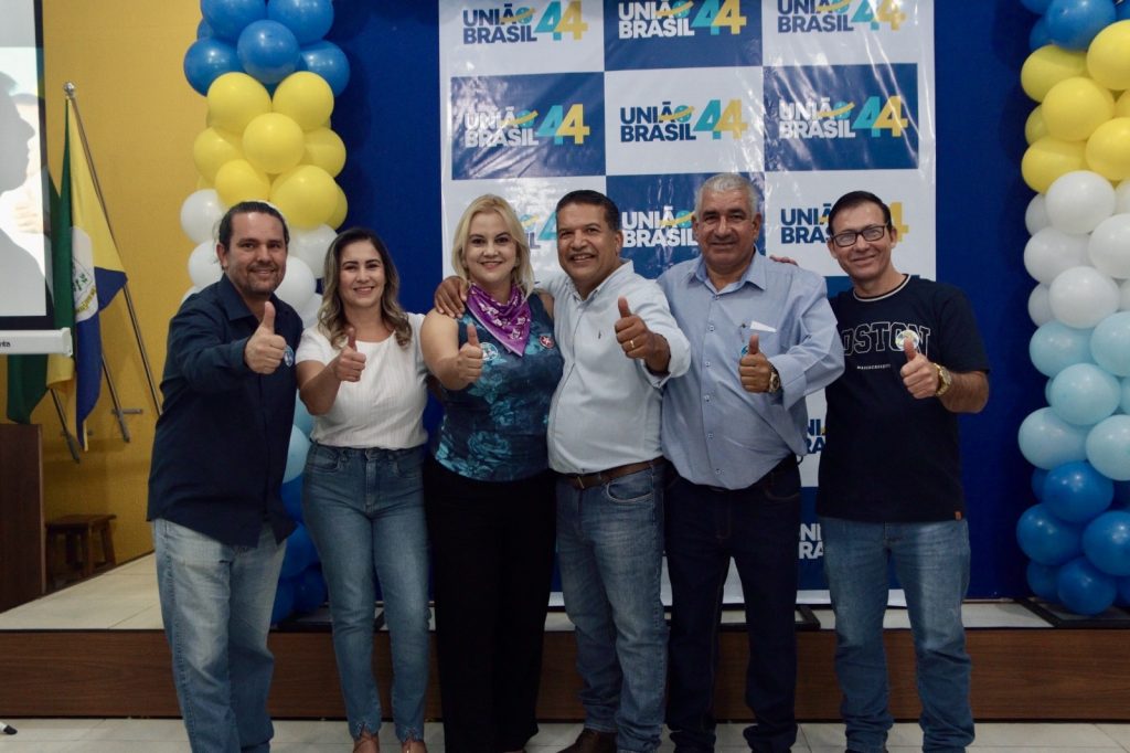 Abraçado pelo povo, Dr. Alex é homologado pré-candidato a prefeito junto com Vandinho para vice