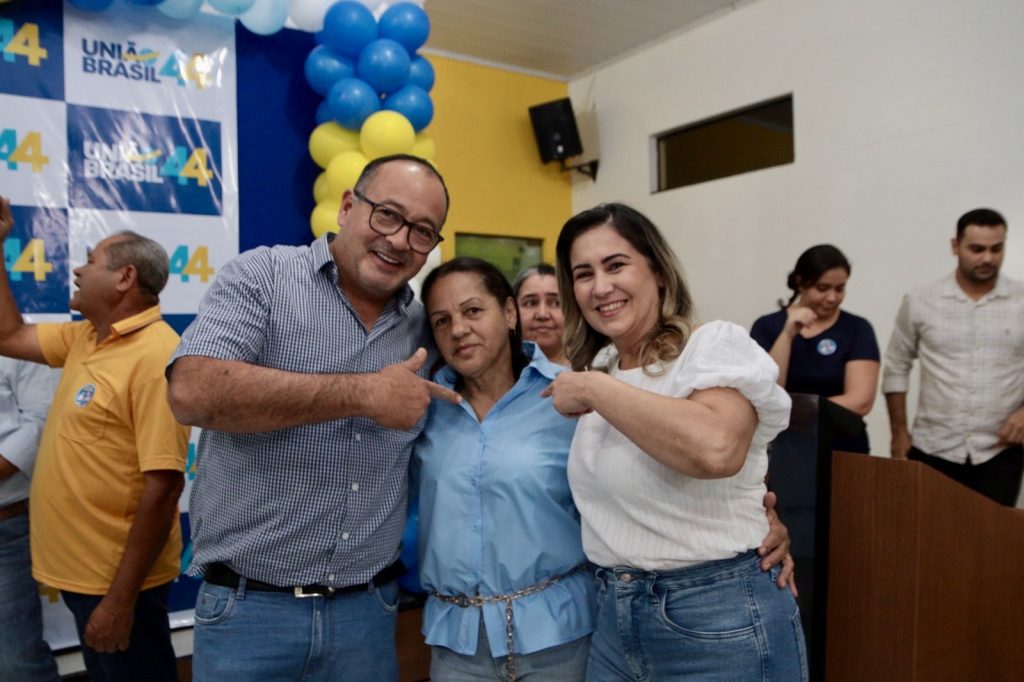 Abraçado pelo povo, Dr. Alex é homologado pré-candidato a prefeito junto com Vandinho para vice