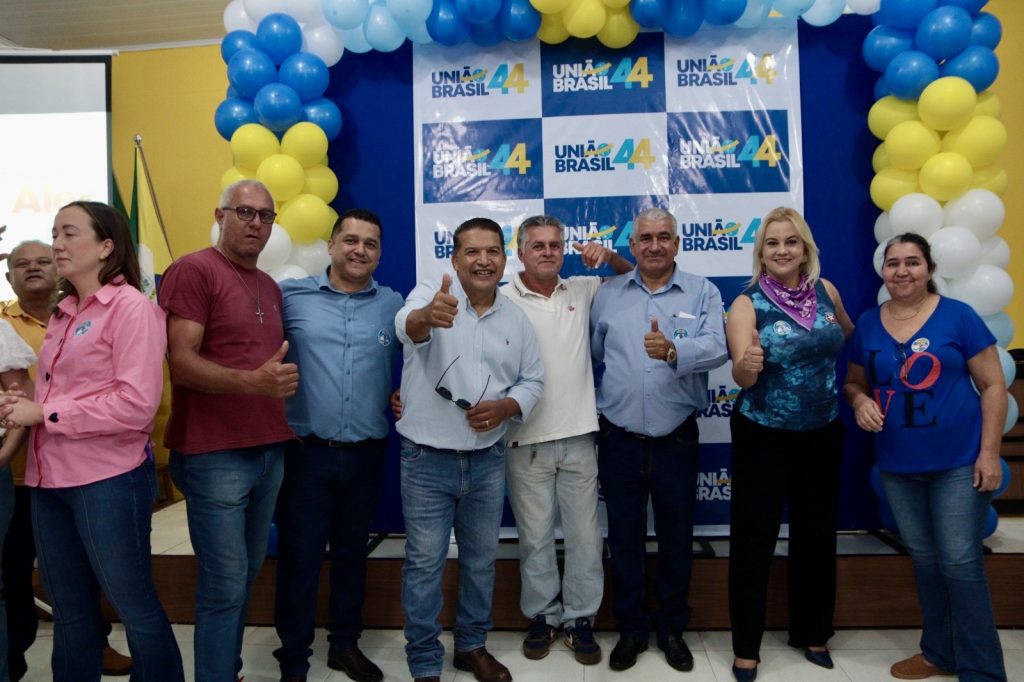 Abraçado pelo povo, Dr. Alex é homologado pré-candidato a prefeito junto com Vandinho para vice