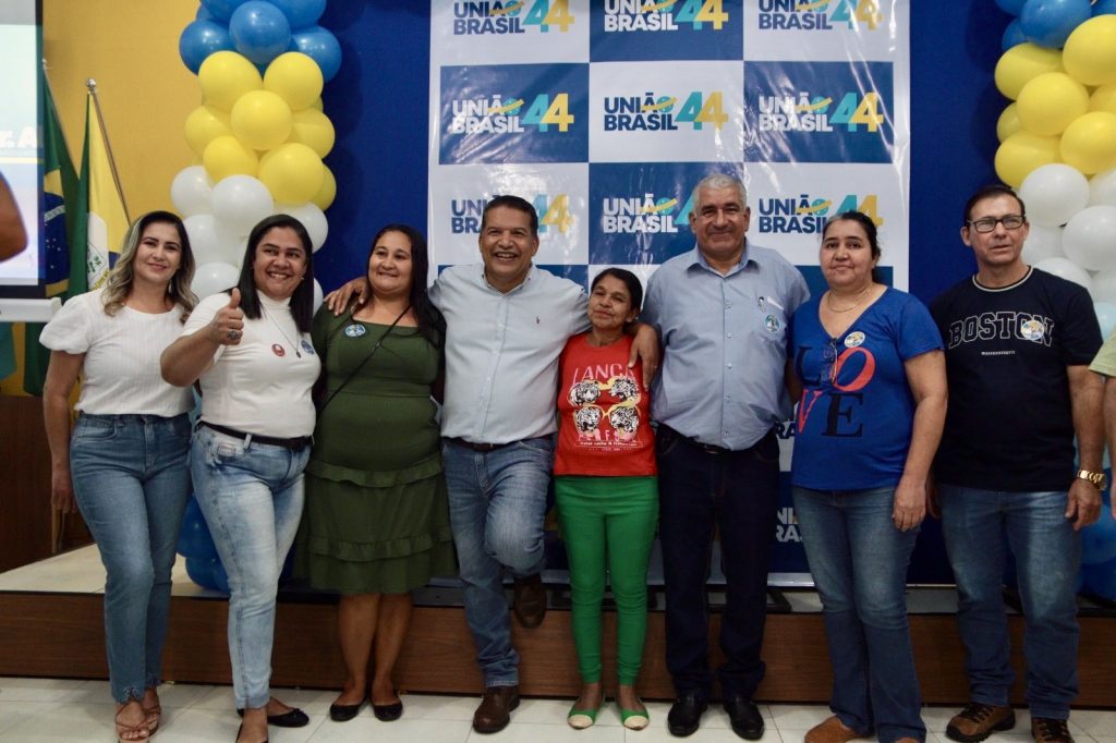 Abraçado pelo povo, Dr. Alex é homologado pré-candidato a prefeito junto com Vandinho para vice