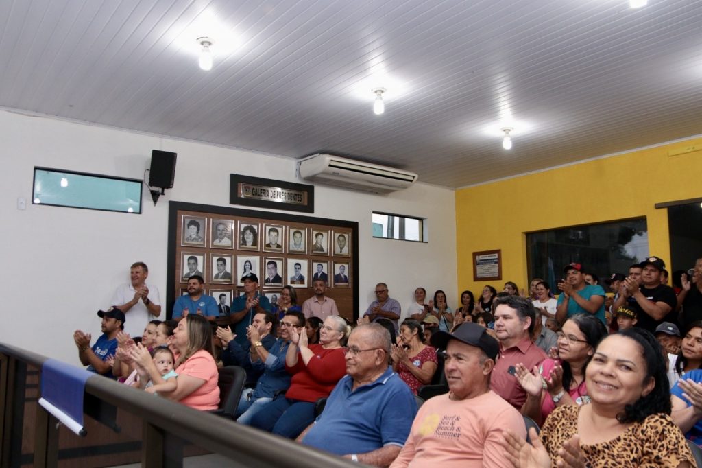 Abraçado pelo povo, Dr. Alex é homologado pré-candidato a prefeito junto com Vandinho para vice