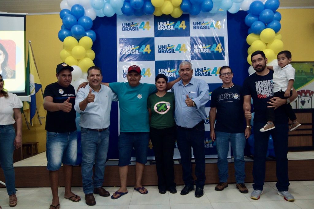 Abraçado pelo povo, Dr. Alex é homologado pré-candidato a prefeito junto com Vandinho para vice