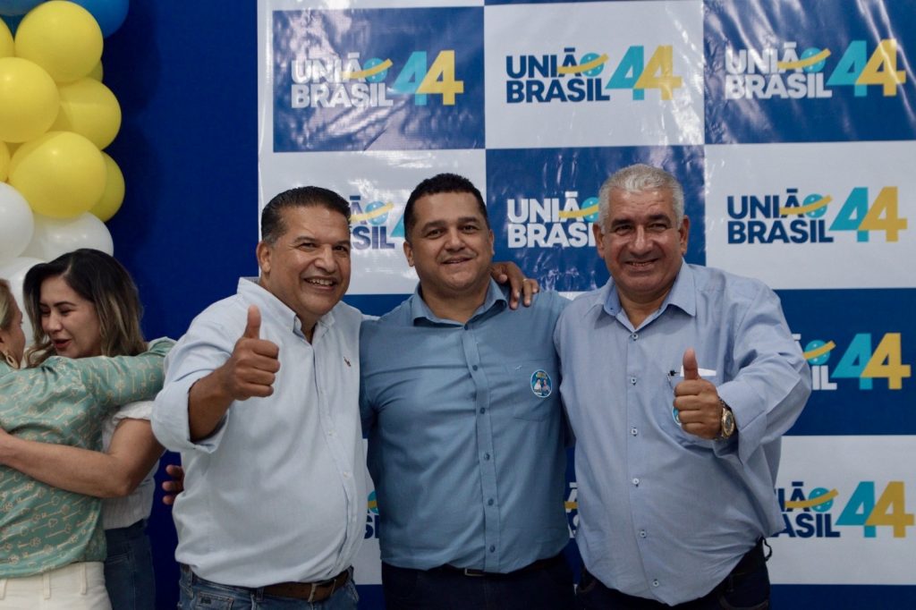 Abraçado pelo povo, Dr. Alex é homologado pré-candidato a prefeito junto com Vandinho para vice