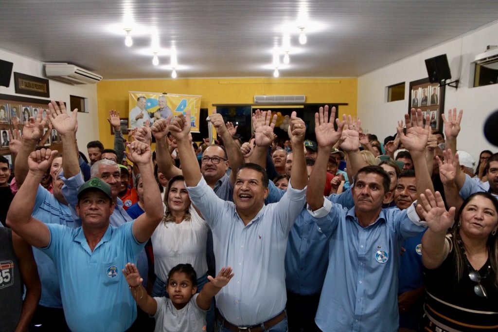 Abraçado pelo povo, Dr. Alex é homologado pré-candidato a prefeito junto com Vandinho para vice